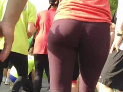 Round ass in tights gets spied during yoga Thumb