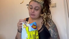 CURVY TATTOOED GIRL EATS AND IGNORES YOU FETISH Thumb